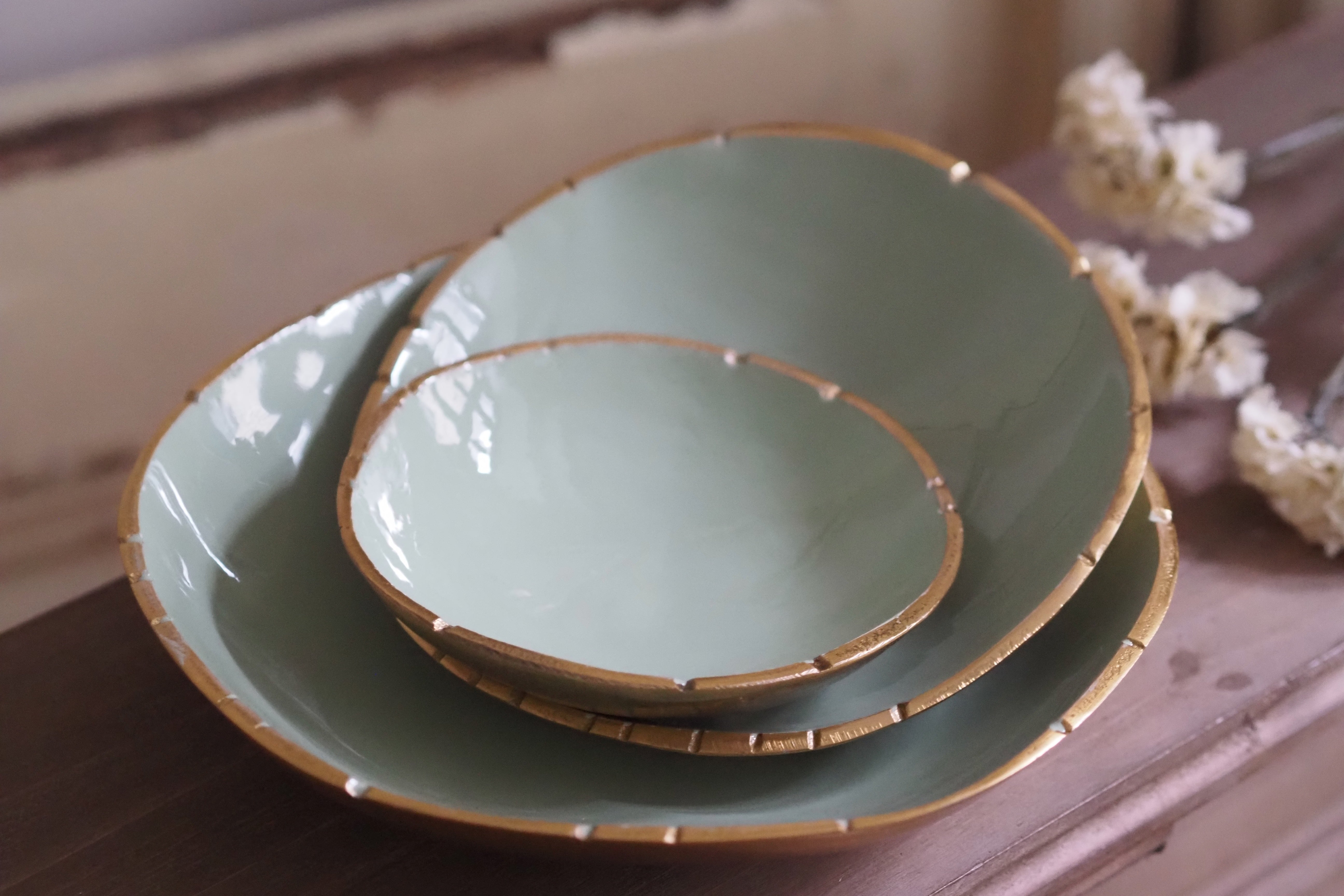 Schalenset · Glasur in Salbeigrün mit Goldrand