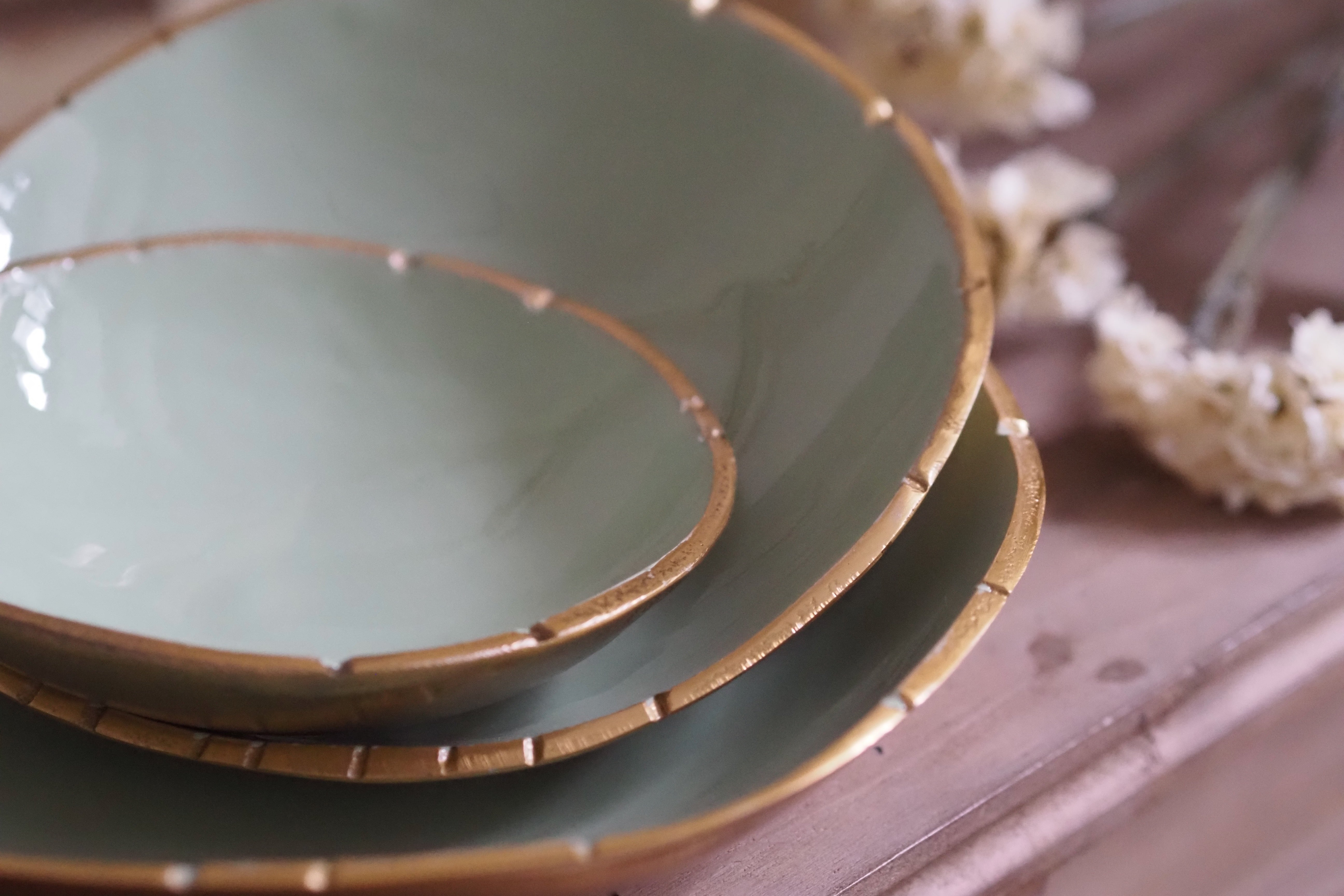 Schalenset · Glasur in Salbeigrün mit Goldrand