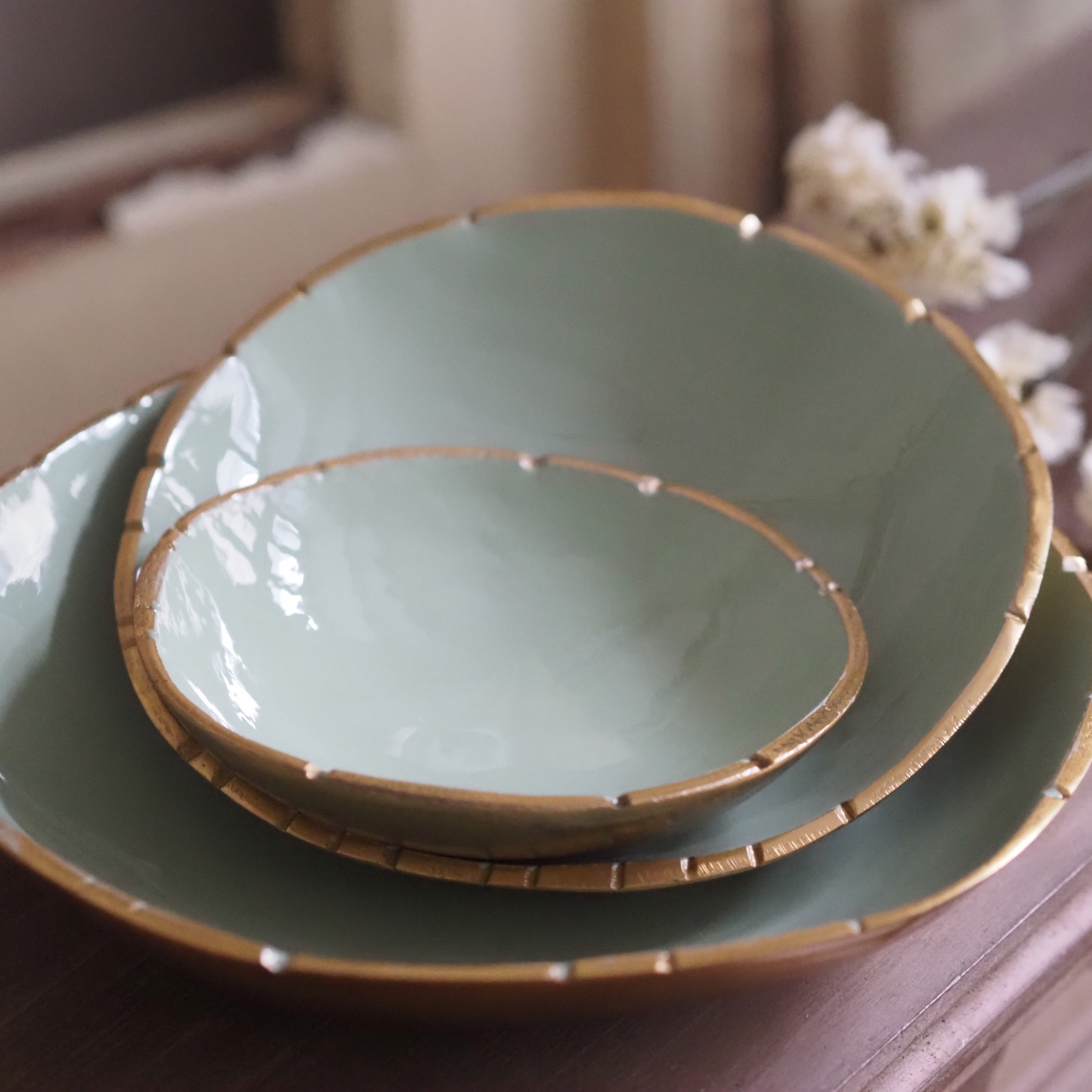 Schalenset · Glasur in Salbeigrün mit Goldrand