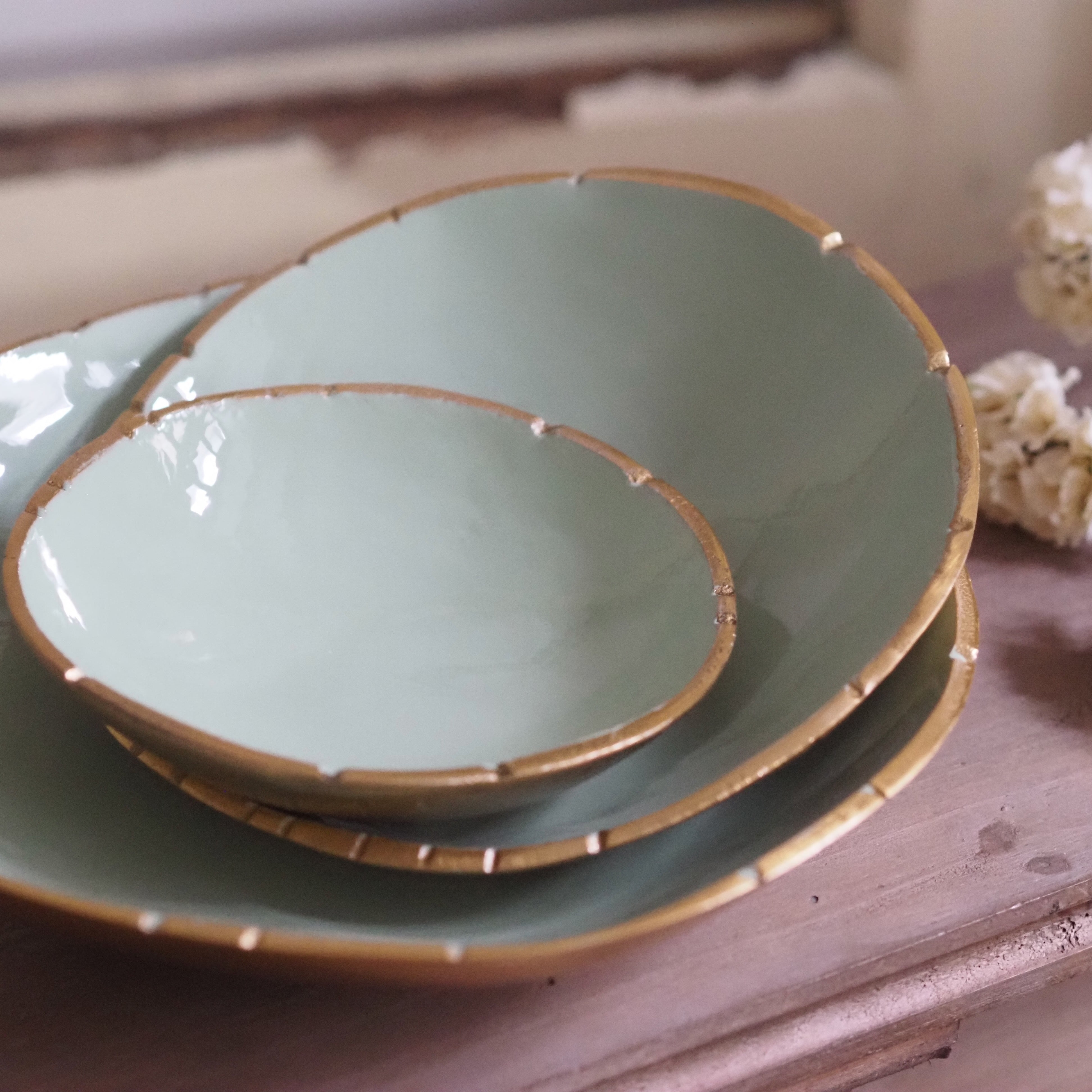 Schalenset · Glasur in Salbeigrün mit Goldrand