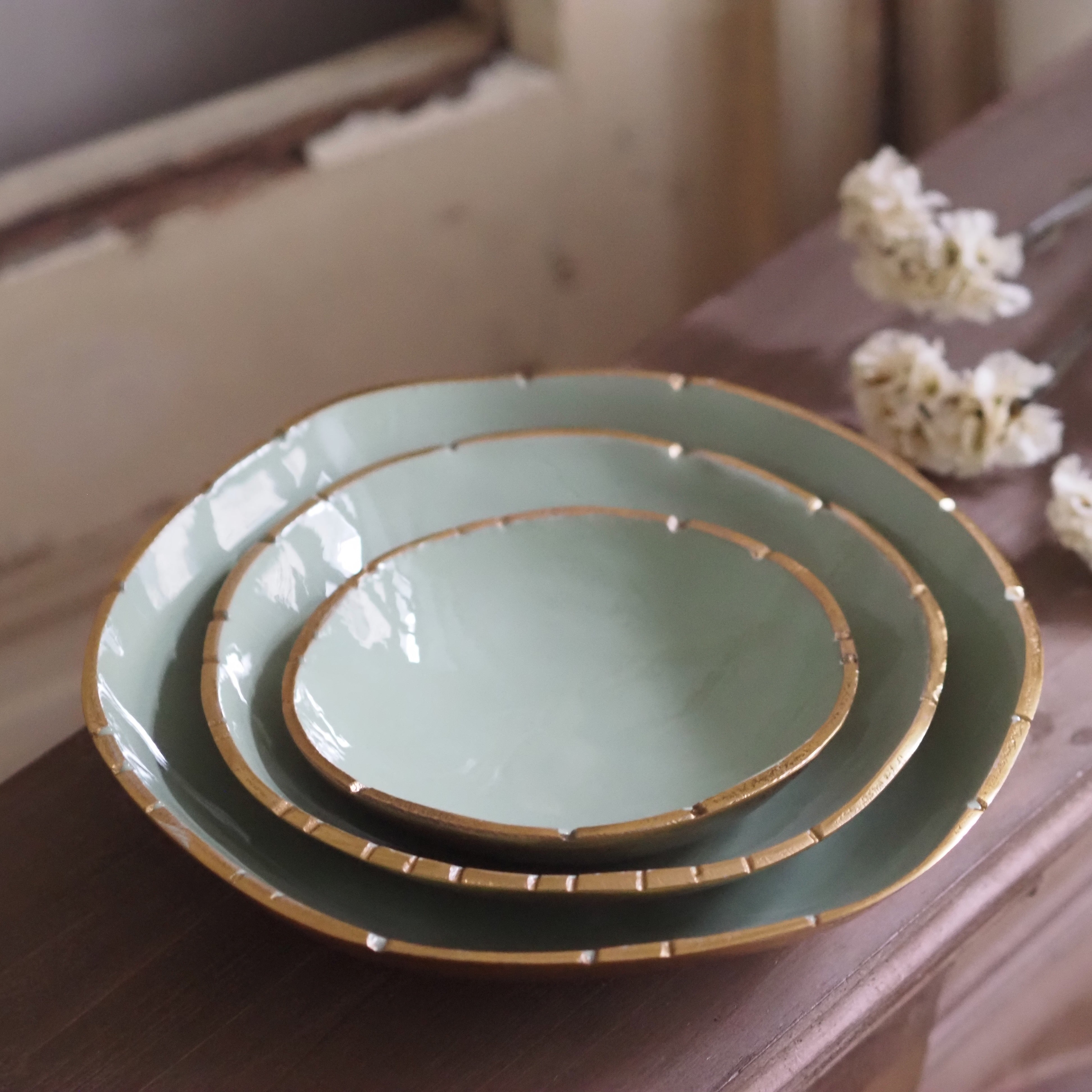 Schalenset · Glasur in Salbeigrün mit Goldrand