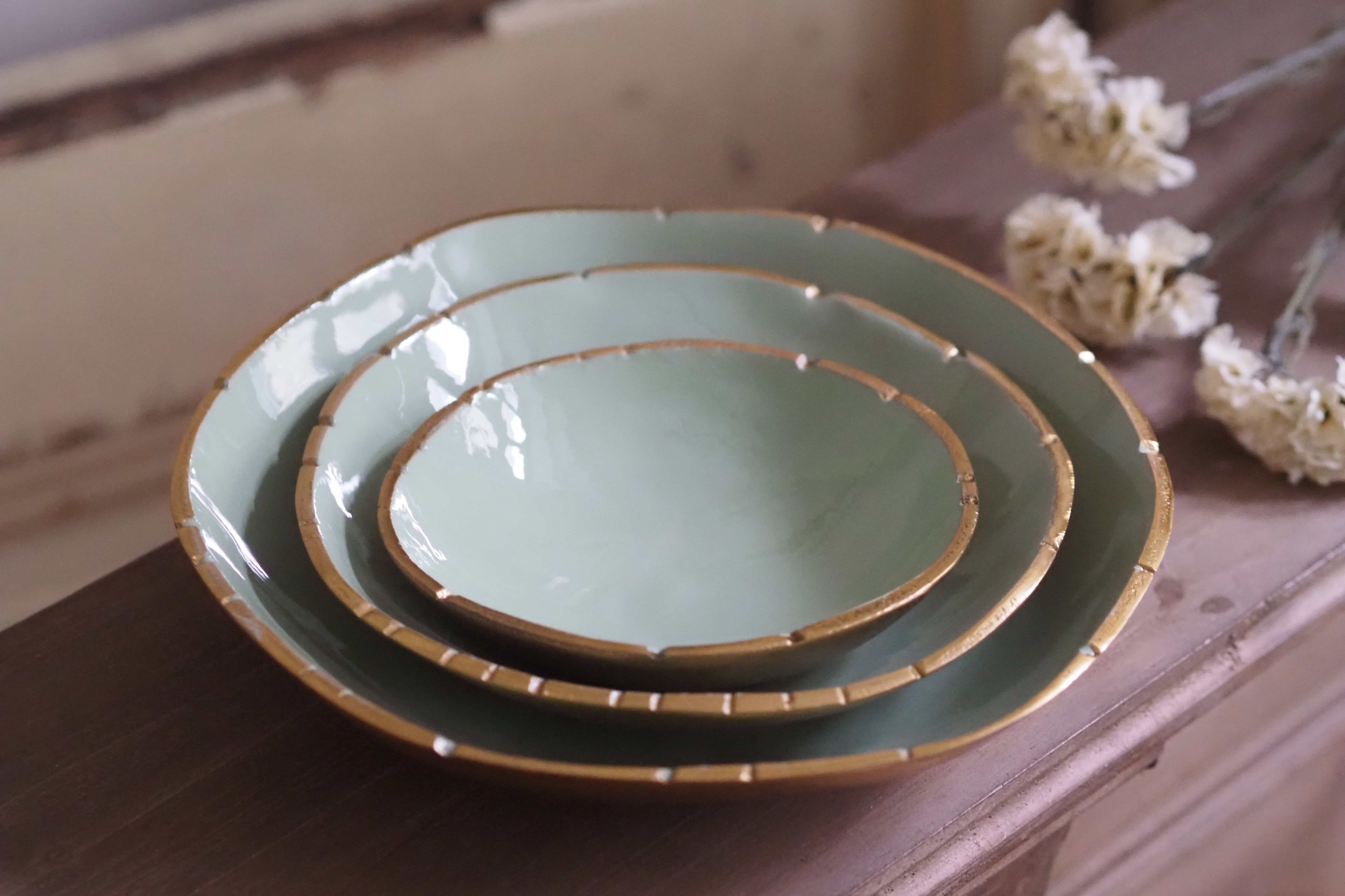 Schalenset · Glasur in Salbeigrün mit Goldrand