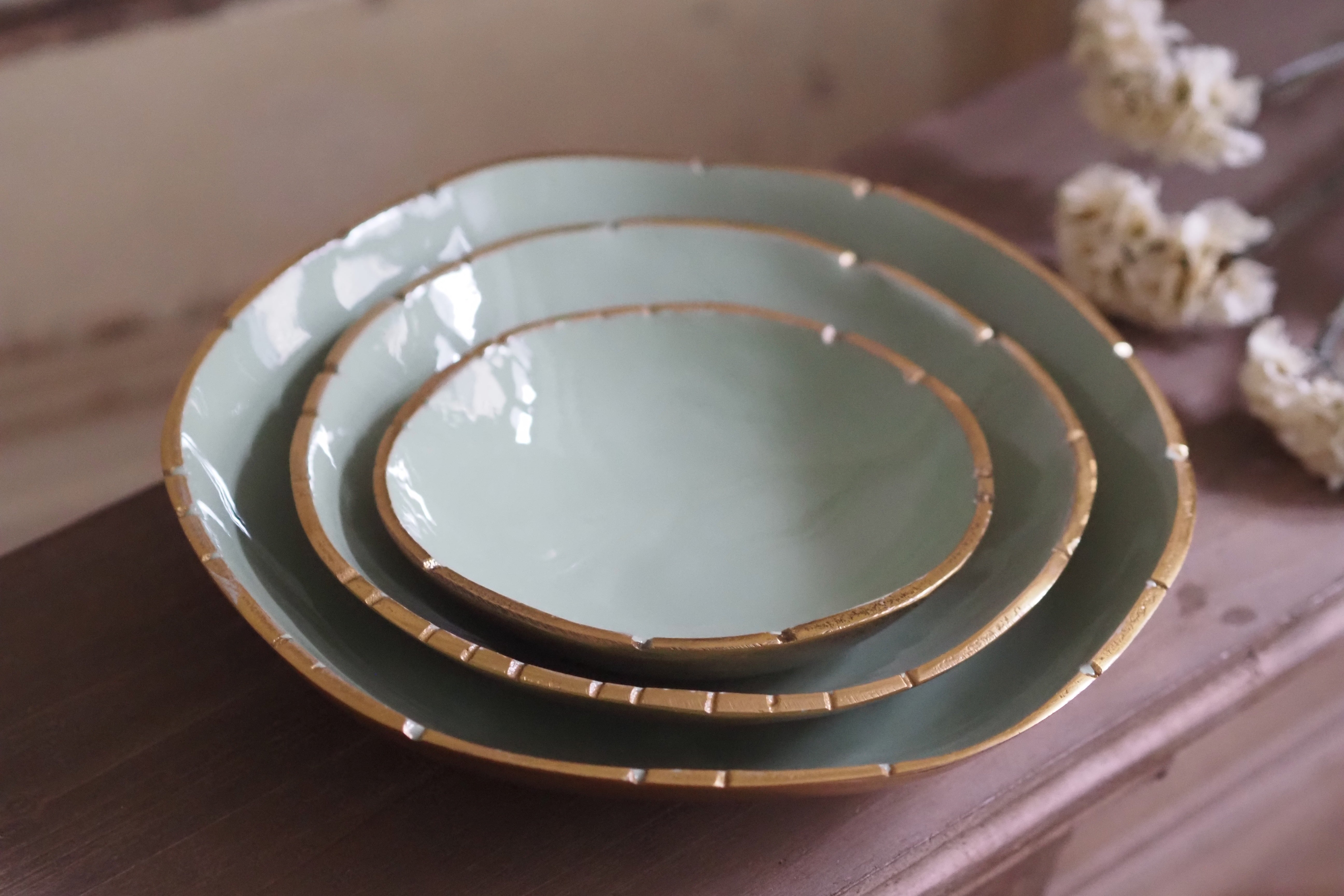 Schalenset · Glasur in Salbeigrün mit Goldrand