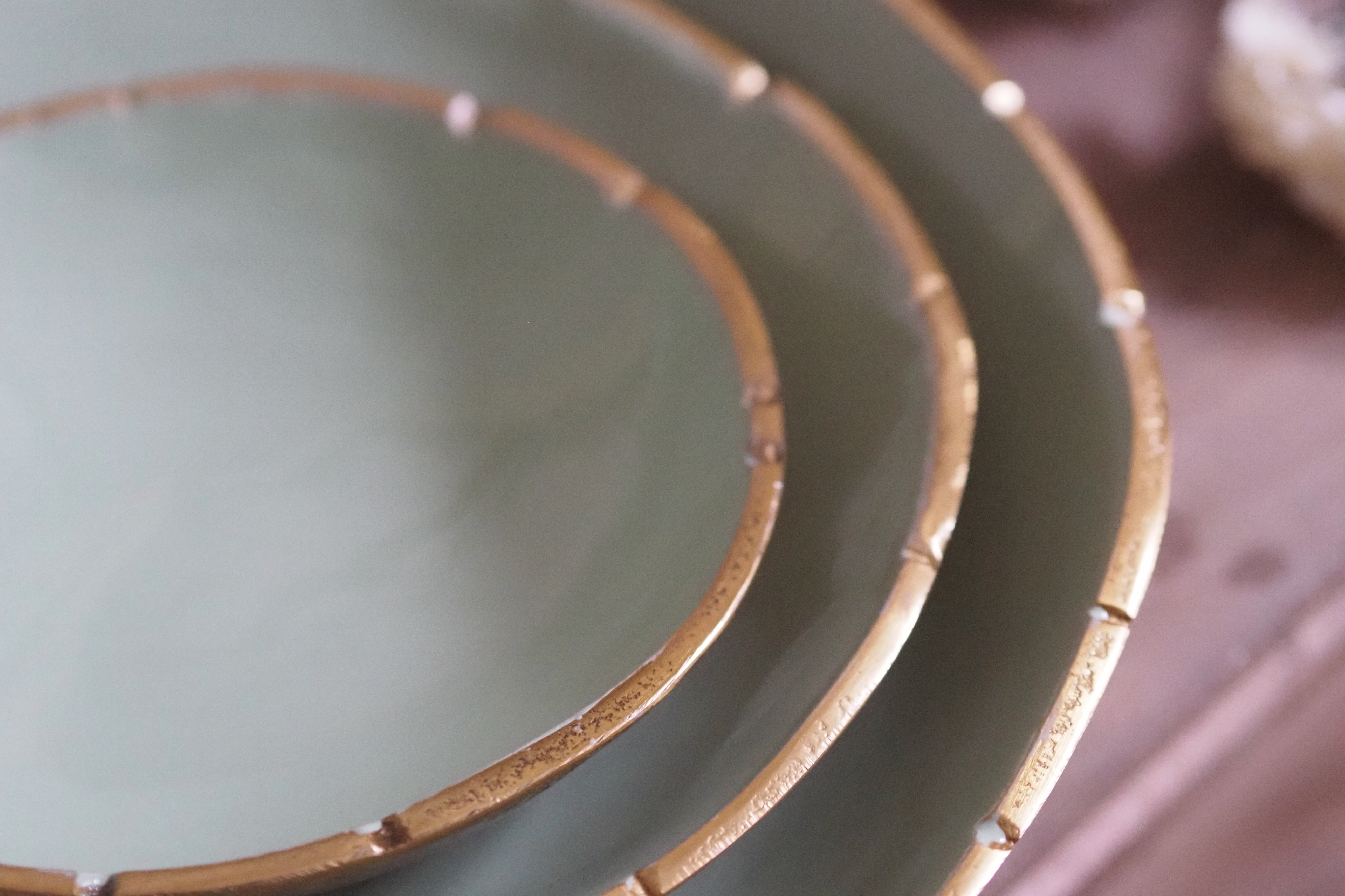 Schalenset · Glasur in Salbeigrün mit Goldrand