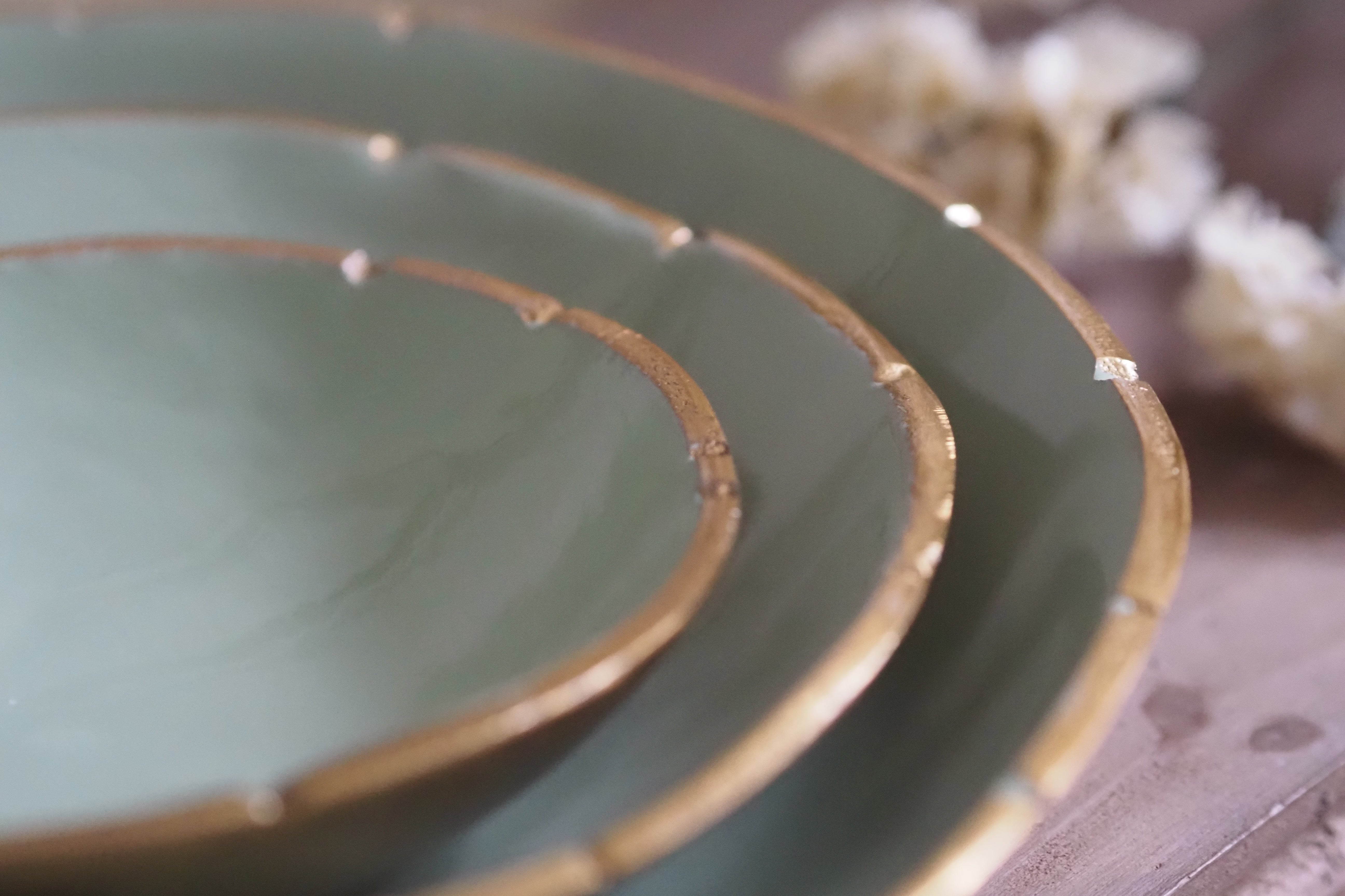 Schalenset · Glasur in Salbeigrün mit Goldrand