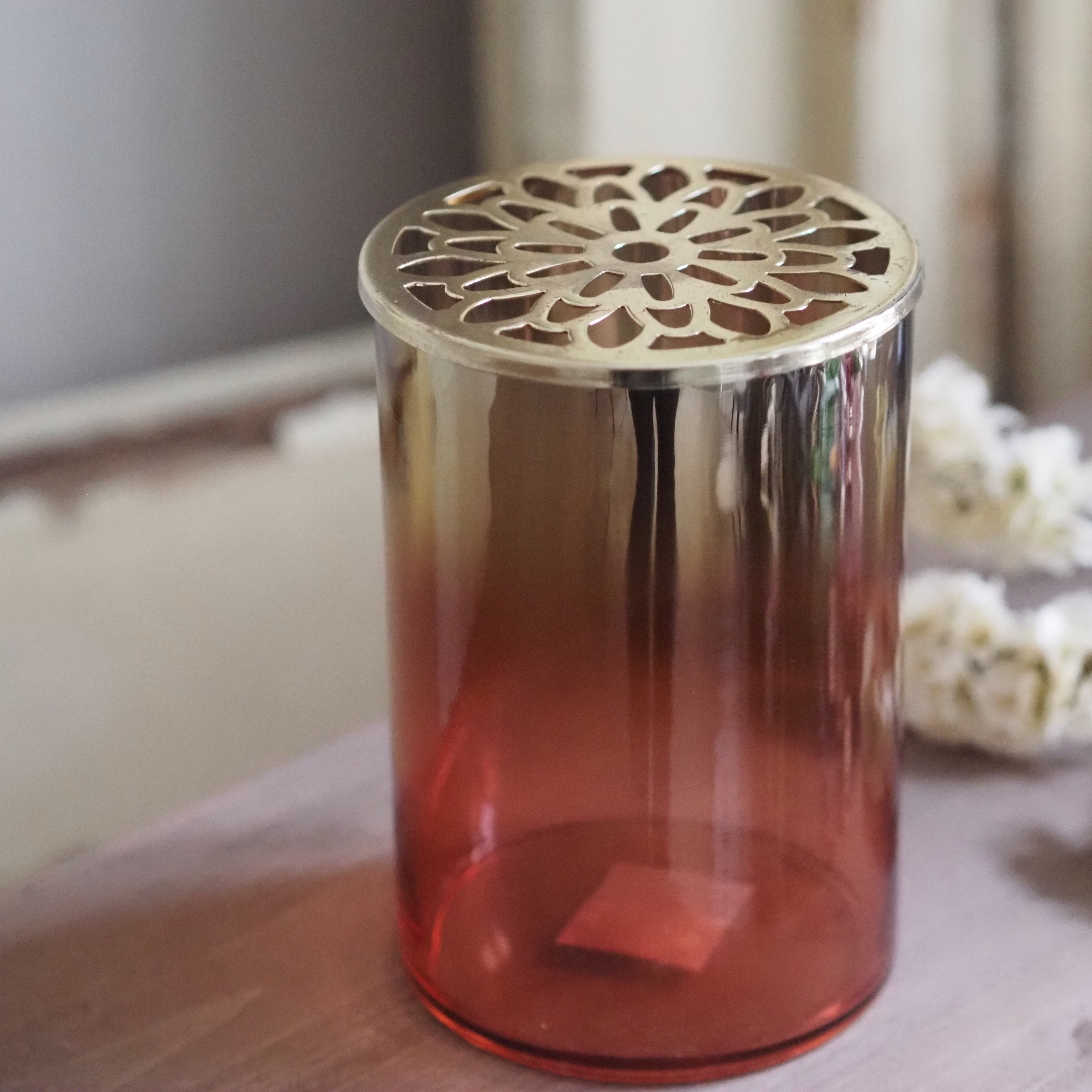 Glasvase mit Stanzdeckel · zylindrisches Glasgefäß mit Metallabdeckung