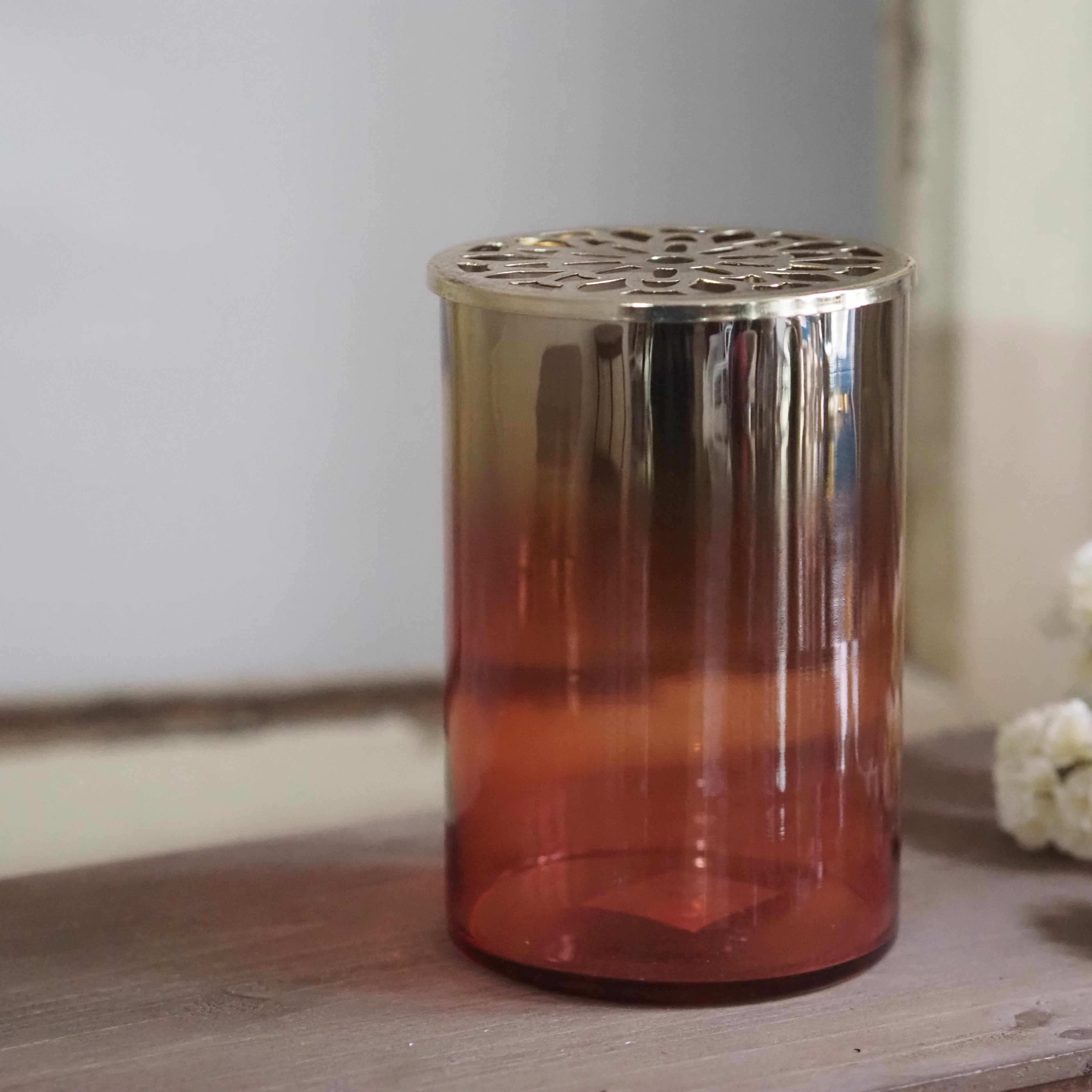 Glasvase mit Stanzdeckel · zylindrisches Glasgefäß mit Metallabdeckung
