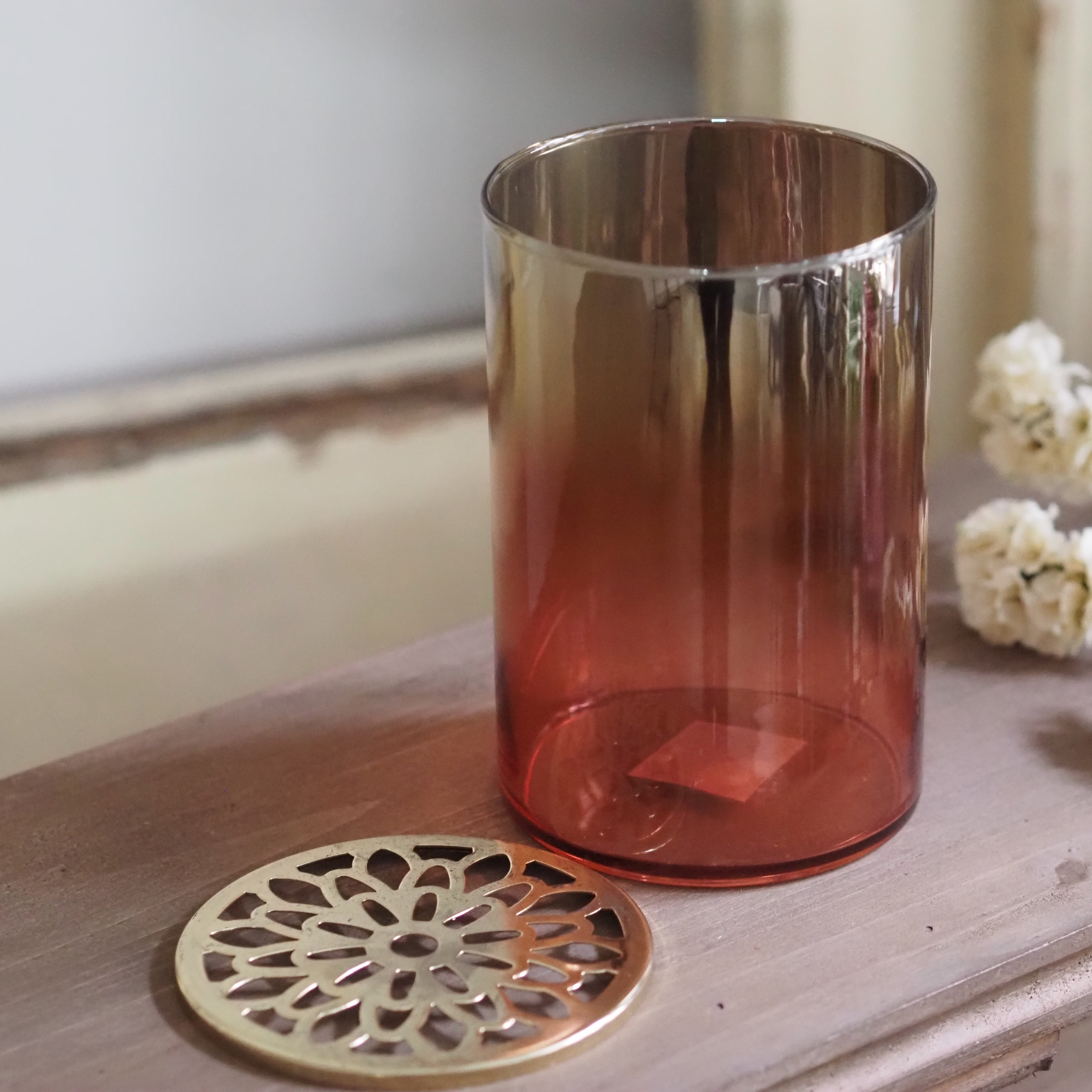 Glasvase mit Stanzdeckel · zylindrisches Glasgefäß mit Metallabdeckung