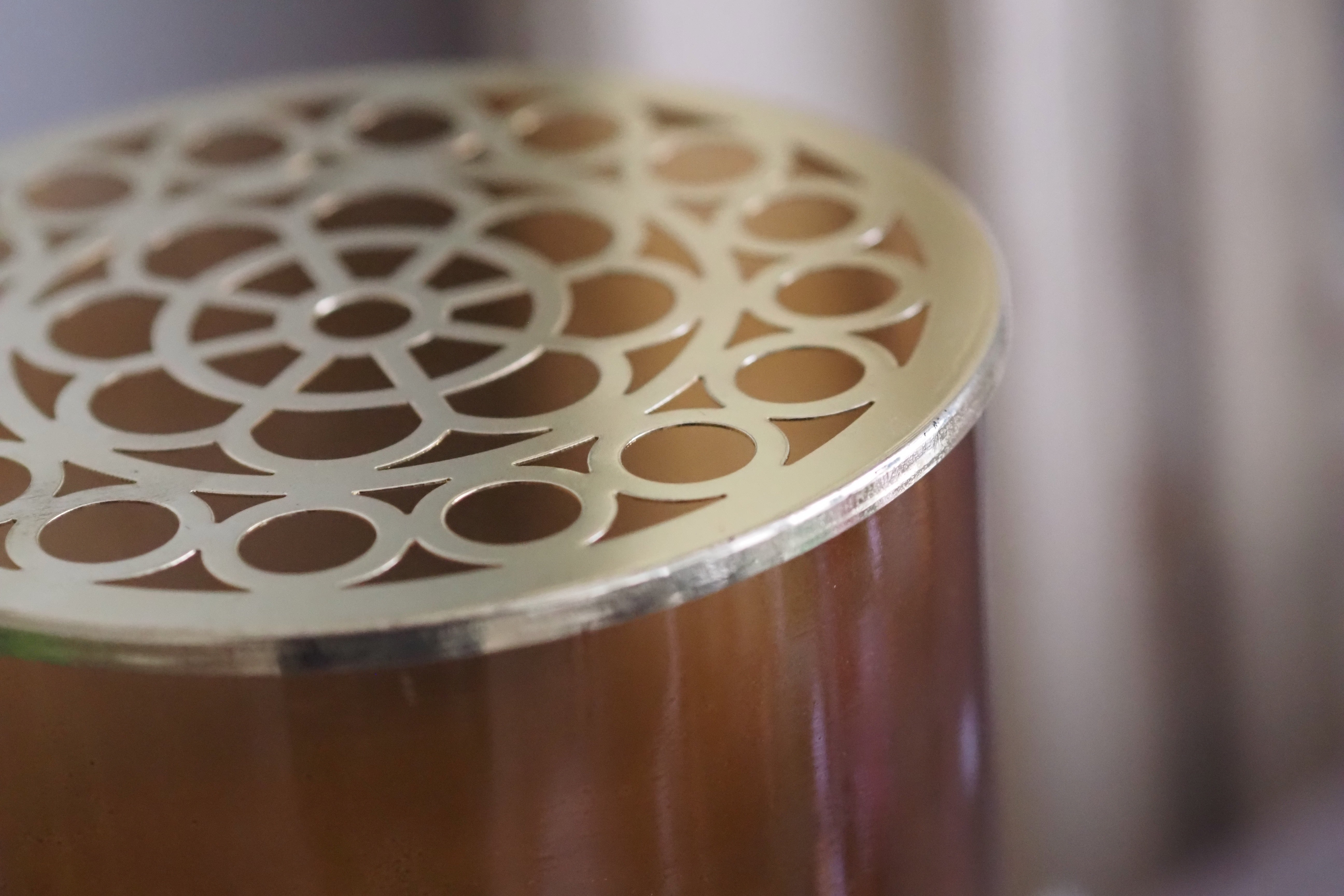 Glasvase mit Stanzdeckel · zylindrisches Glasgefäß mit Metallabdeckung