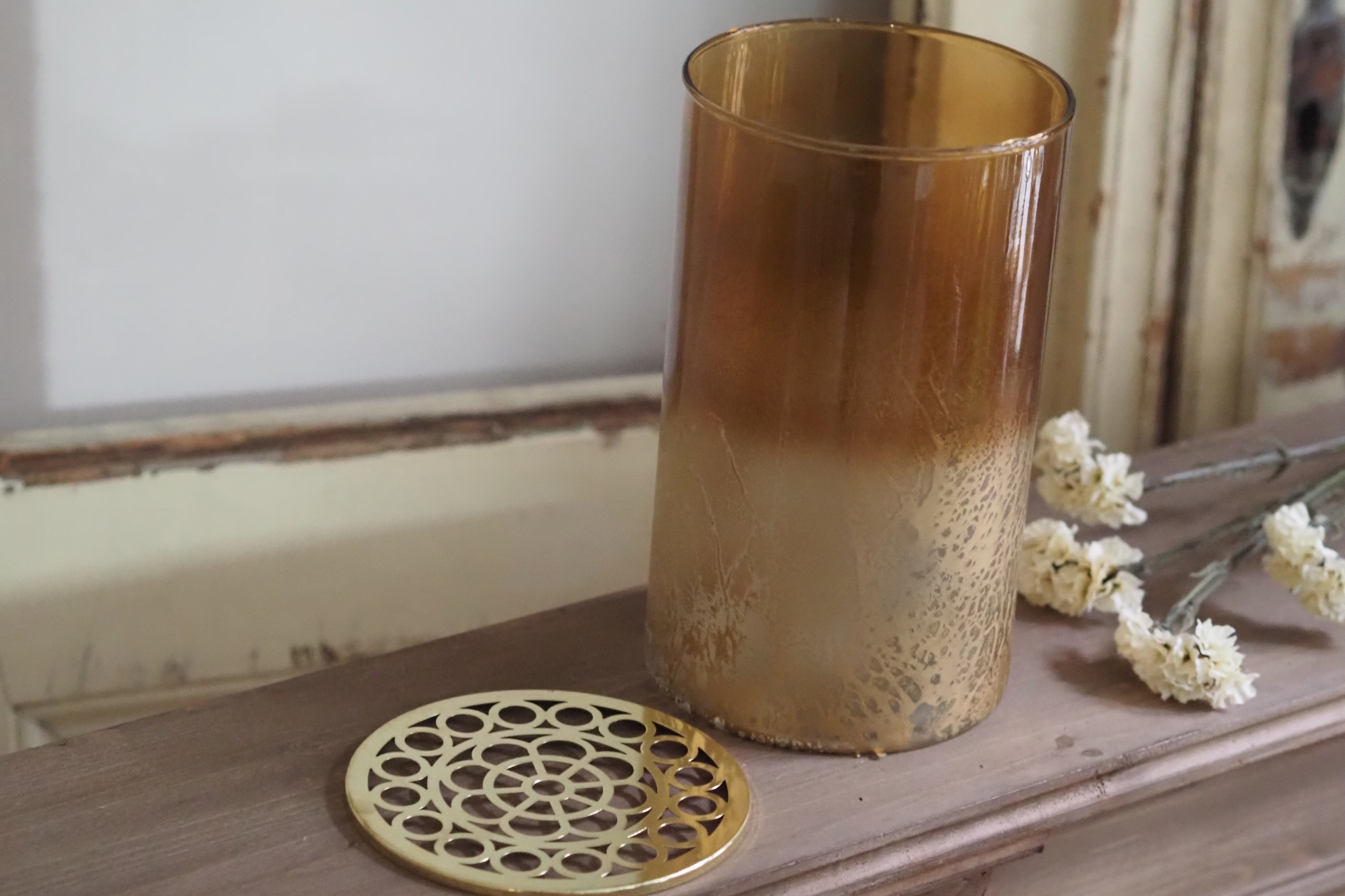 Glasvase mit Stanzdeckel · zylindrisches Glasgefäß mit Metallabdeckung