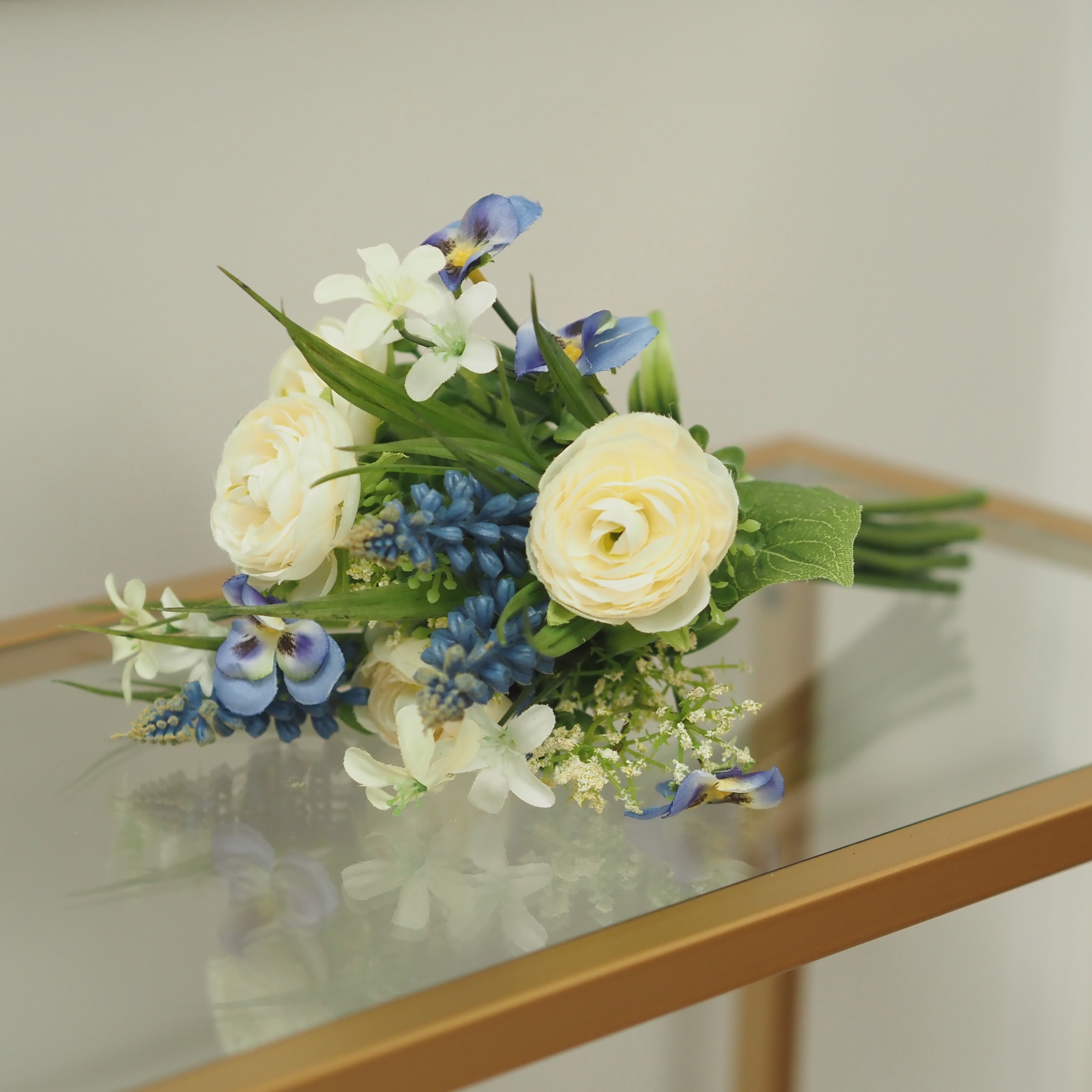 Frühlingsblumenstrauß · Weiß Blau Grün · künstliches Arrangement
