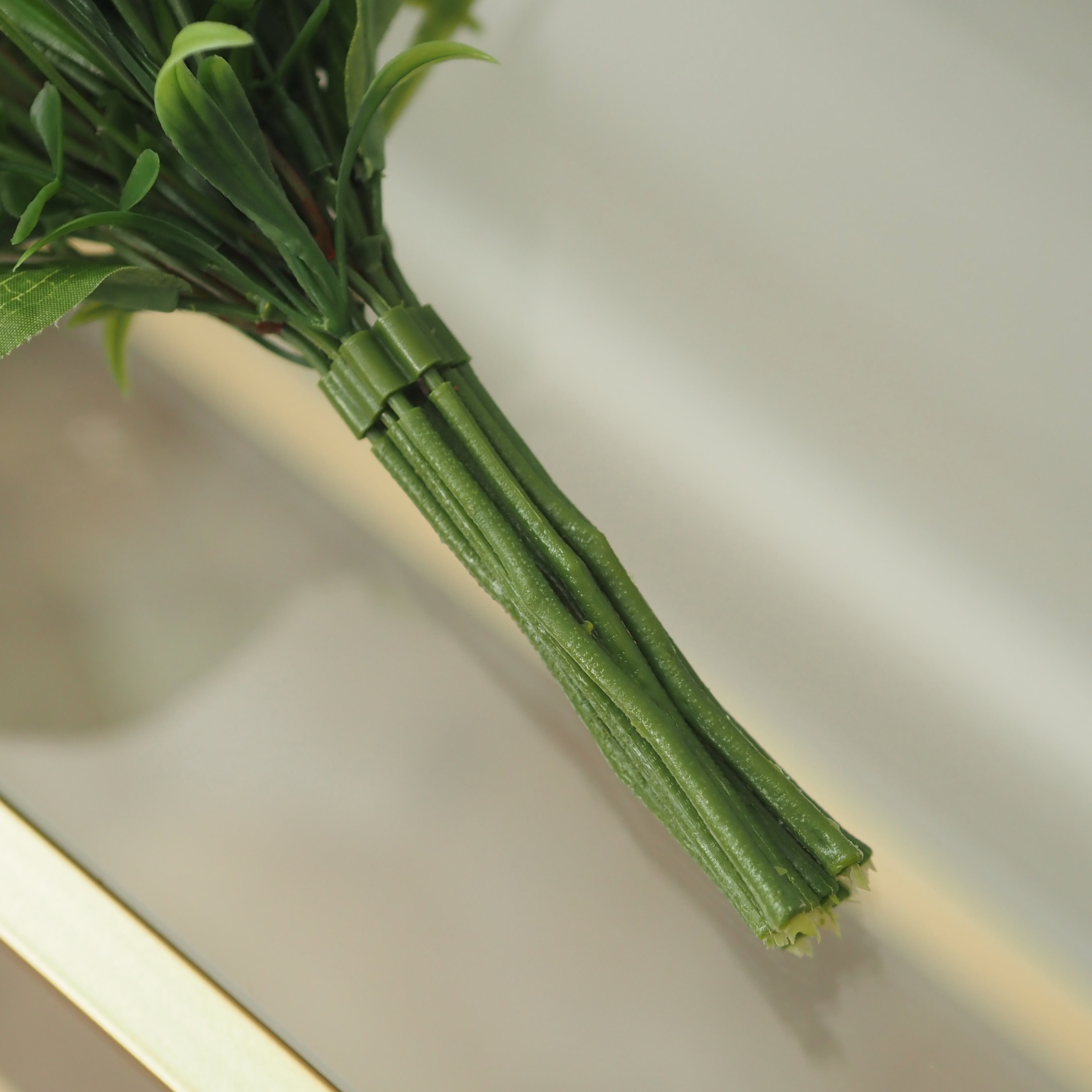 Frühlingsblumenstrauß · Weiß Blau Grün · künstliches Arrangement