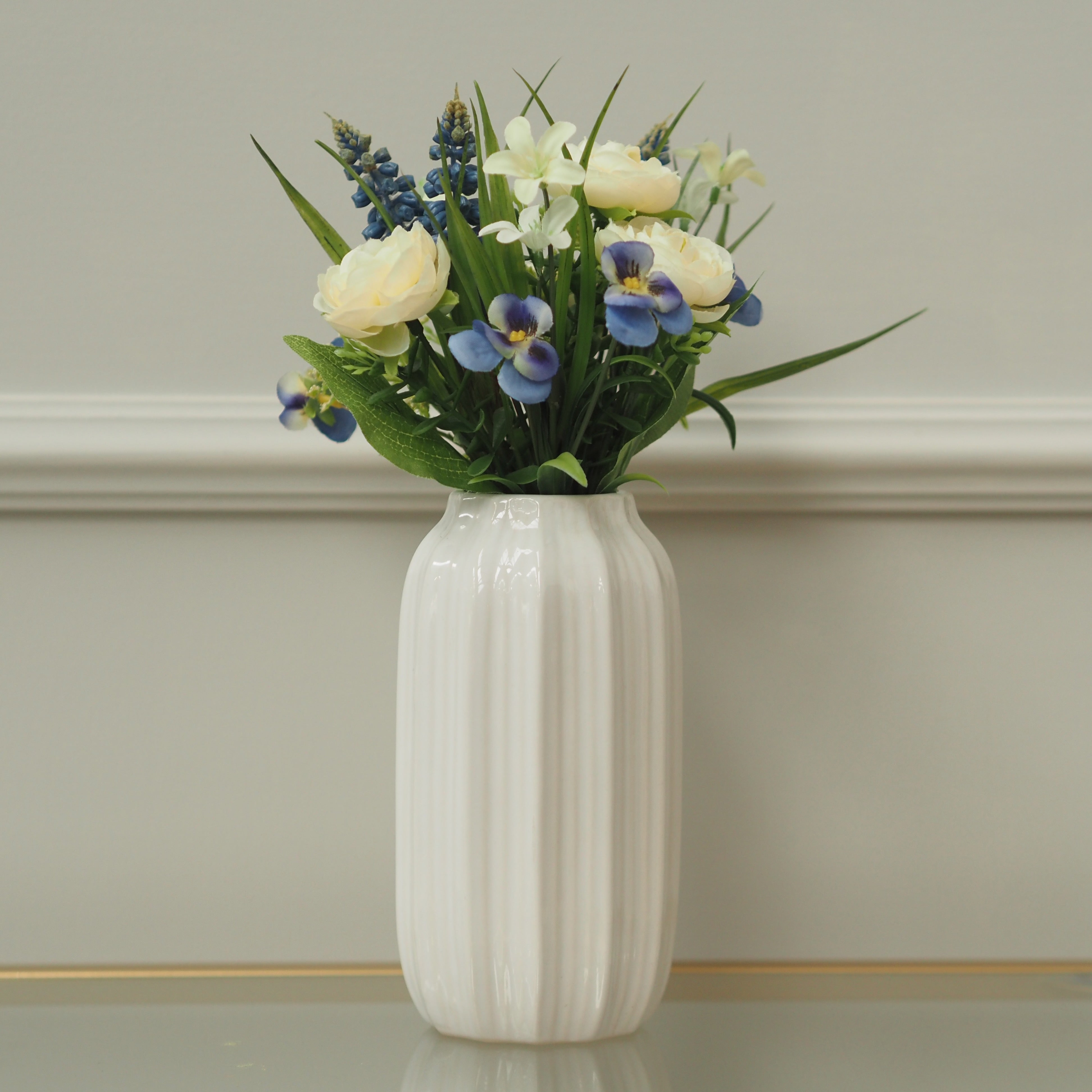 Frühlingsblumenstrauß · Weiß Blau Grün · künstliches Arrangement