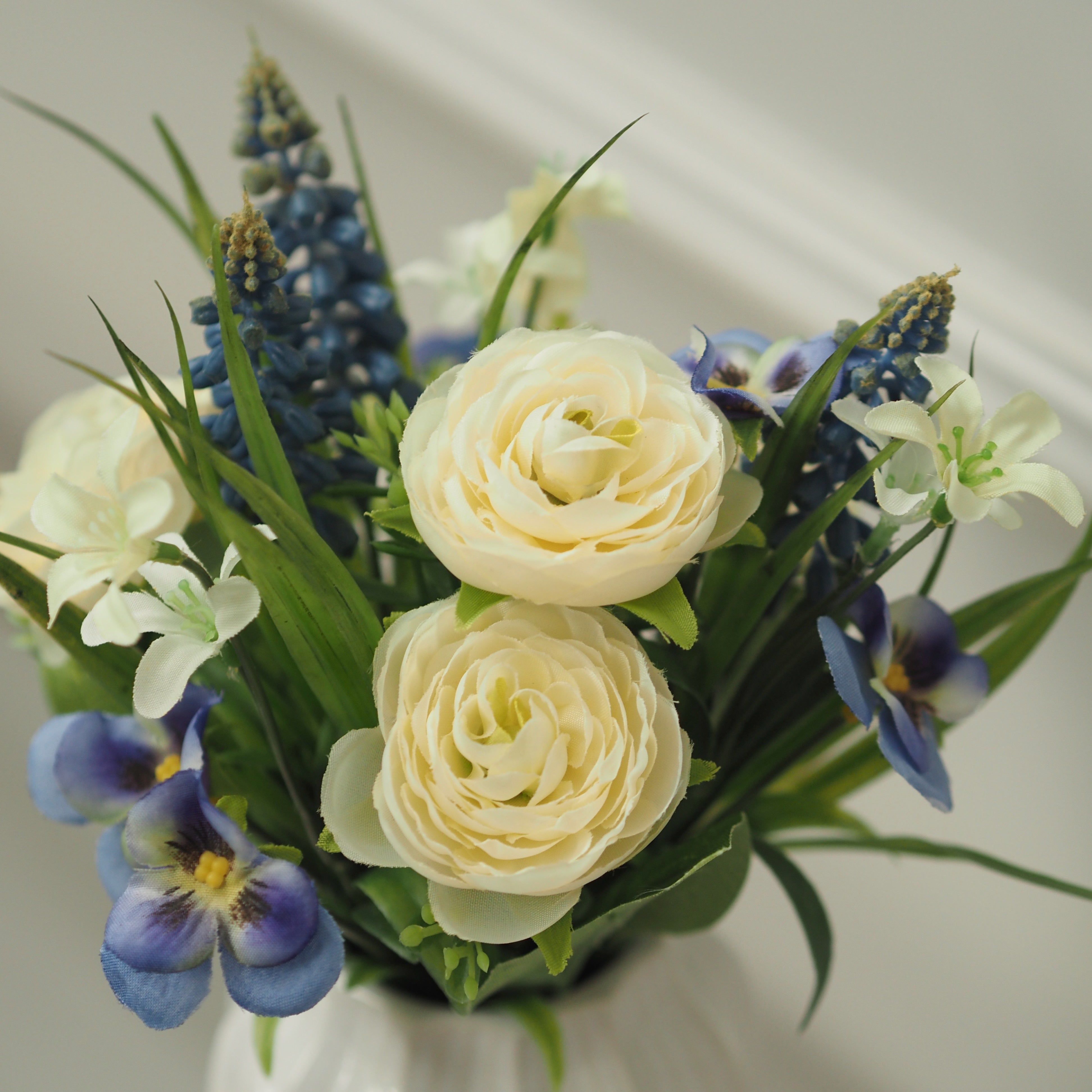 Frühlingsblumenstrauß · Weiß Blau Grün · künstliches Arrangement