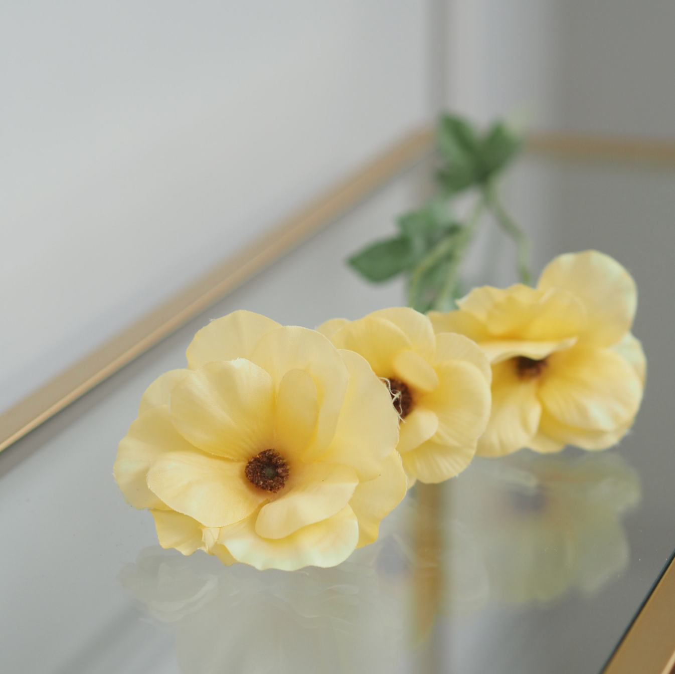 Ranunculus Blütenzweig · florale Sommerfloristik in gelber Ausführung