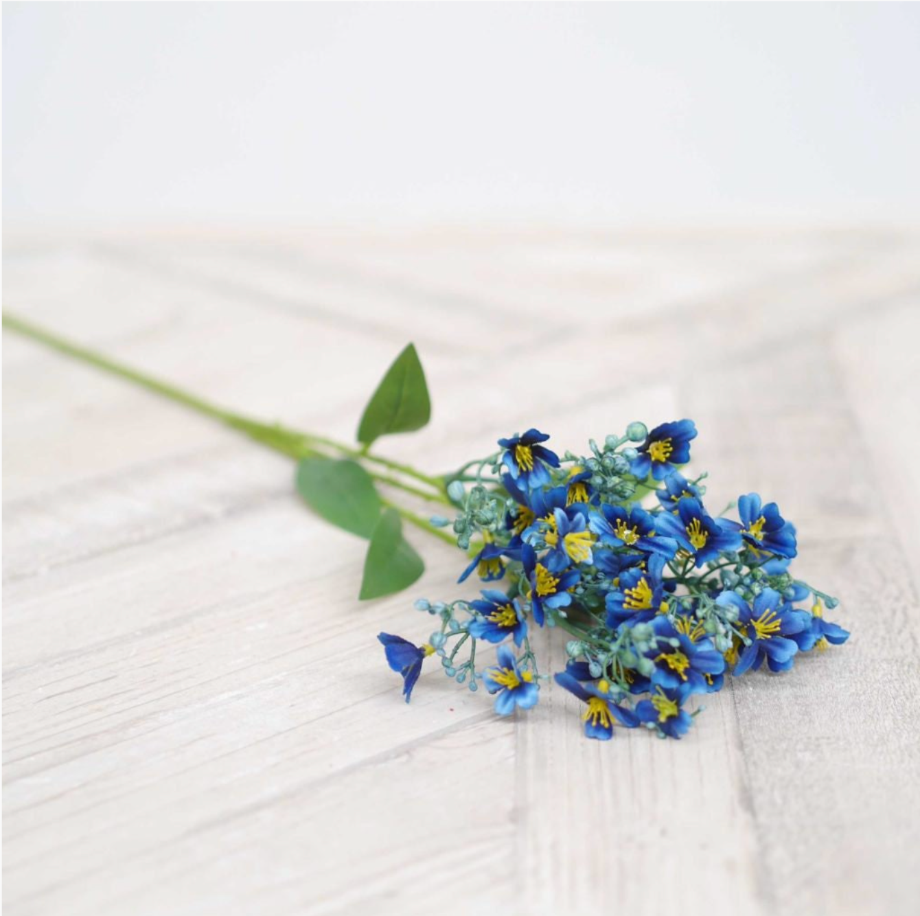 Dekozweig · blaue Blüten · botanisch inspiriert