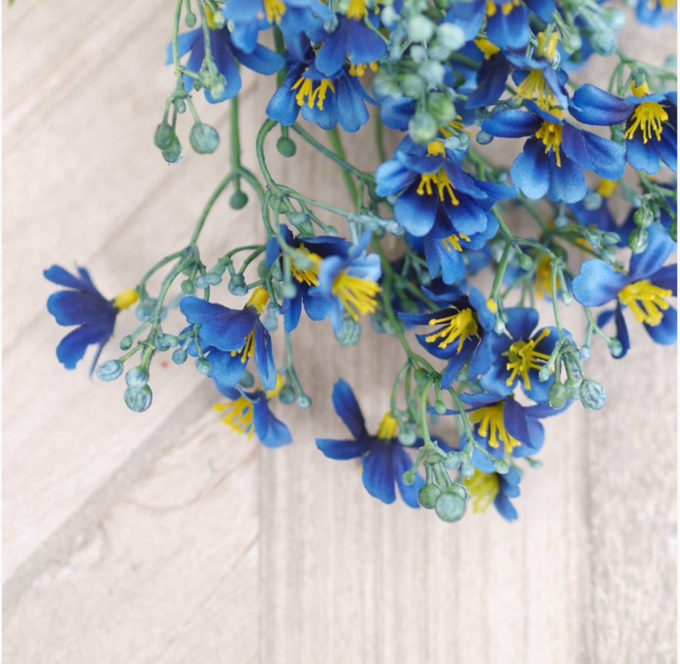 Dekozweig · blaue Blüten · botanisch inspiriert