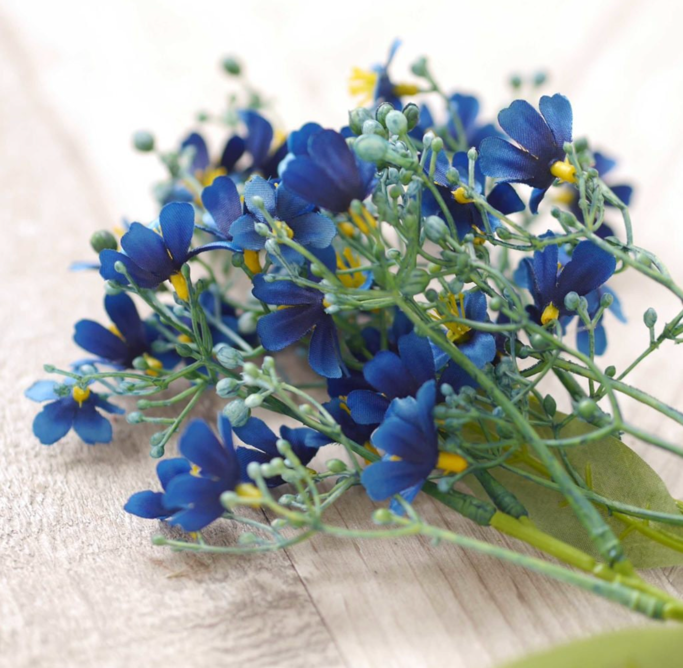 Dekozweig · blaue Blüten · botanisch inspiriert