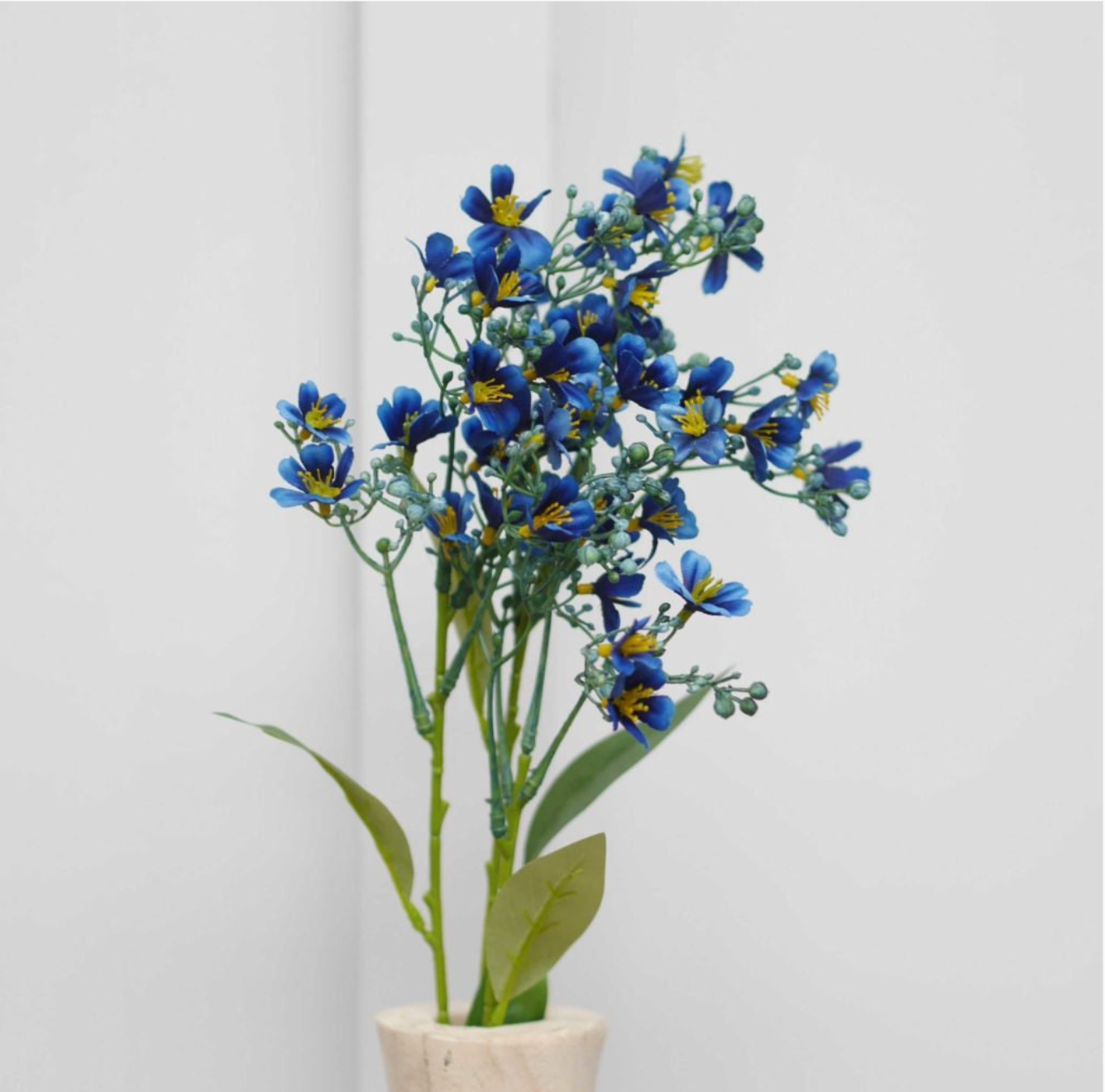 Dekozweig · blaue Blüten · botanisch inspiriert