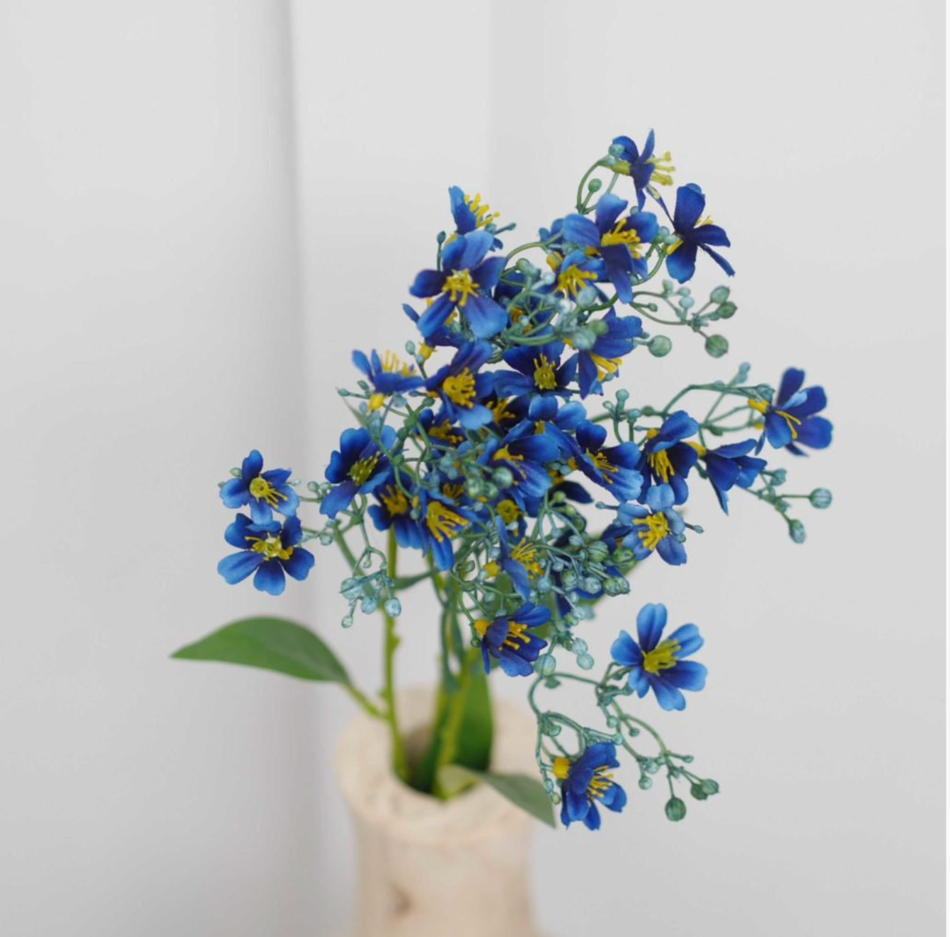 Dekozweig · blaue Blüten · botanisch inspiriert